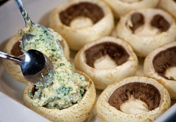 Шампиньоны с курицей и сыром. Ингредиенты: Куриное филе — 500 г Фета — 60 г Большие свежие ... - 3