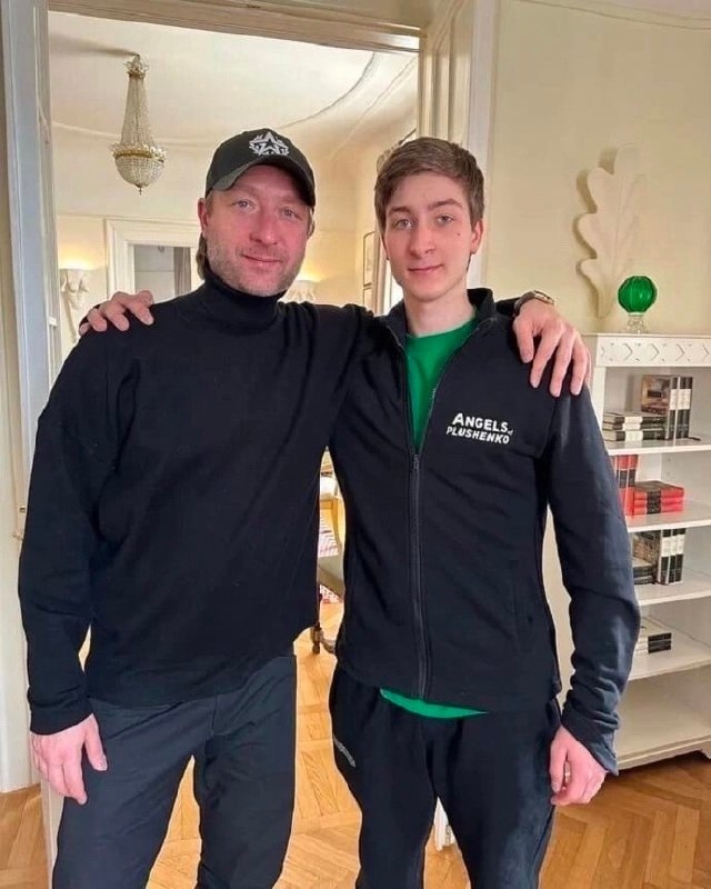 У Плющенко есть старший сын, которому уже 17 лет - это просто потрясающее сходство! Егор появился на ...