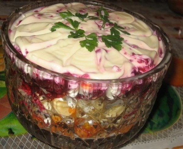 Салат Лакомка .Очень популярный вкусный слоеный салат, состоящий, как бы, из трех разных салатов. ...