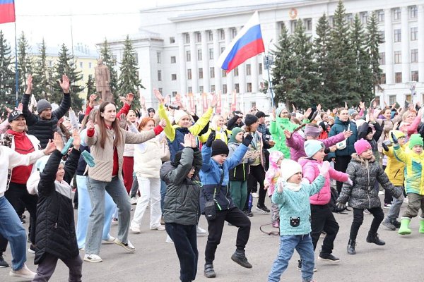 В Праздник весны и труда дали старт второму сезону массовых зарядок.1 мая на Театральной площади ... - 2
