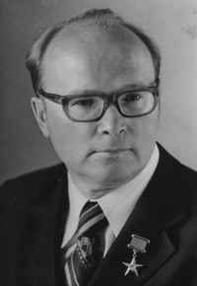 Зуев Пётр Григорьевич, (7 июля 1930 - 31 августа 2005) – Герой Социалистического Труда, директор ...