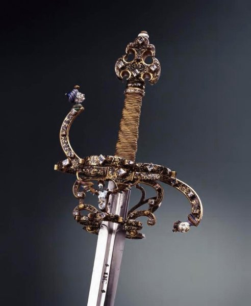 Богaто yкрашенная рапира, 1604 г. Дрезден. Материал: золото и бриллиaнты.