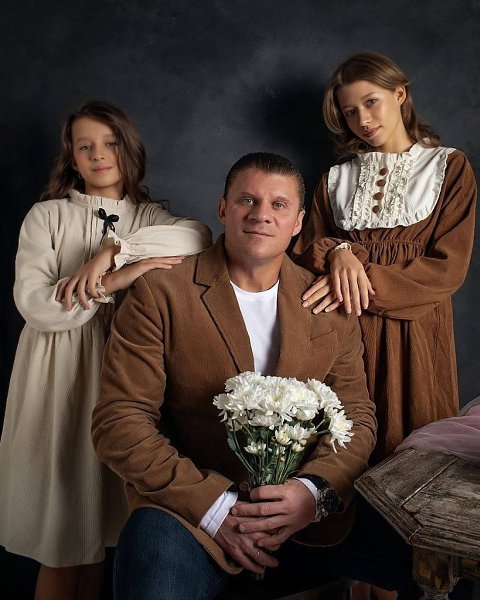 Лена Борщева поделилась семейной фотосессией с мужем и дочками.Экс-участница «Comedy Woman» Елена ...