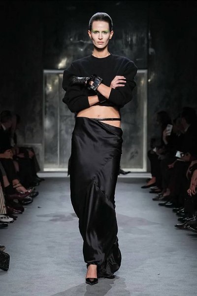 Новая эпоха наступила и в бренде Tom Ford — теперь под руководством Хайдера Акерманна. Обычно крайне ... - 2