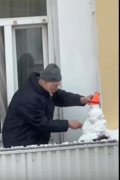 У природы нет плохой погоды! Это доказывает дедушка из Москвы, который слепил весеннего снеговика на ... - 2