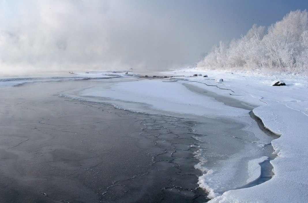 Замерзают ли озера. Ледостав на реке Енисей. Лед река Енисей. Озеро Байкал ледостав. Ледостав забереги.