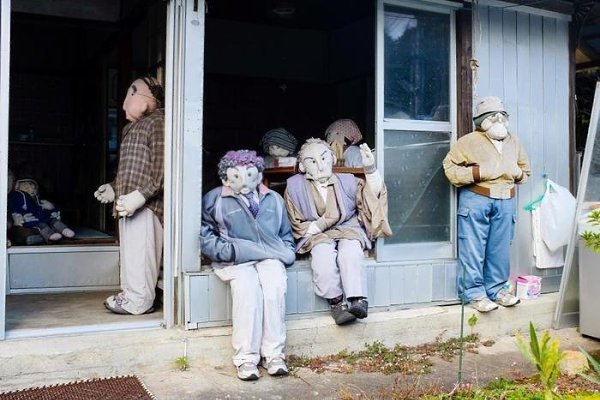 В японской деревне.осталось так мало людей, что их заменили куклами. Теперь там можно снимать фильмы ... - 3