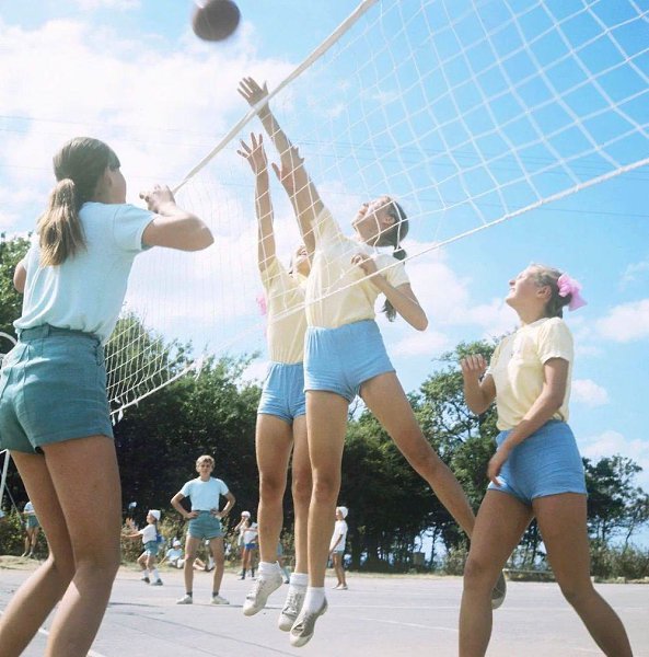 Соревнования по волейболу в пионерском лагере, 1974 год.