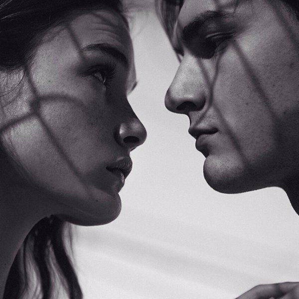 Это, знаешь ли, глупый такой вопрос, Кто кого подпирал и над кем кто рос, Кто получше умел ...