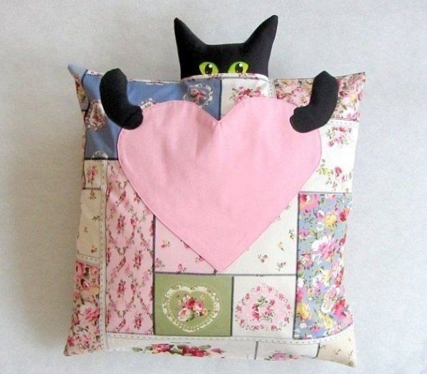 Иногда самые уютные вещи рождаются из простых идей. Подушки с выглядывающими котиками — именно такой ... - 2