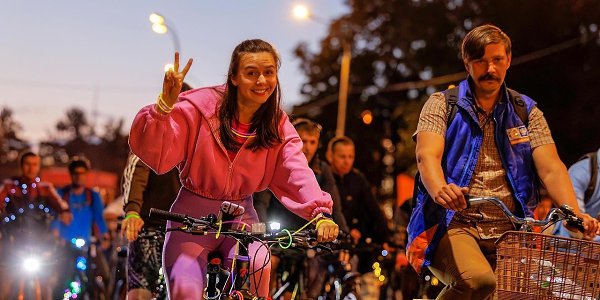 Около 35 тысяч человек стали участниками ночного велофестиваля в Москве.Стартовали в Лужниках, а ...
