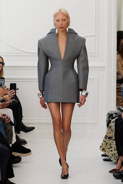 Кто бы что ни говорил, но дебют Сары Бертон (экс Alexander McQueen) в Givenchy получился оч ... - 2