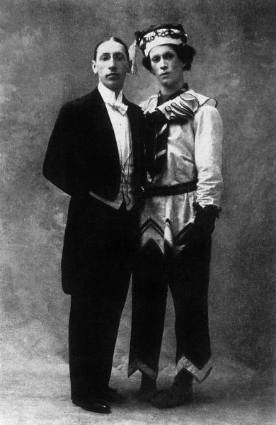 Игорь Стравинский и Вацлав Нижинский в роли Петрушки; Париж, 1911 год, премьера балета Стравинского ...