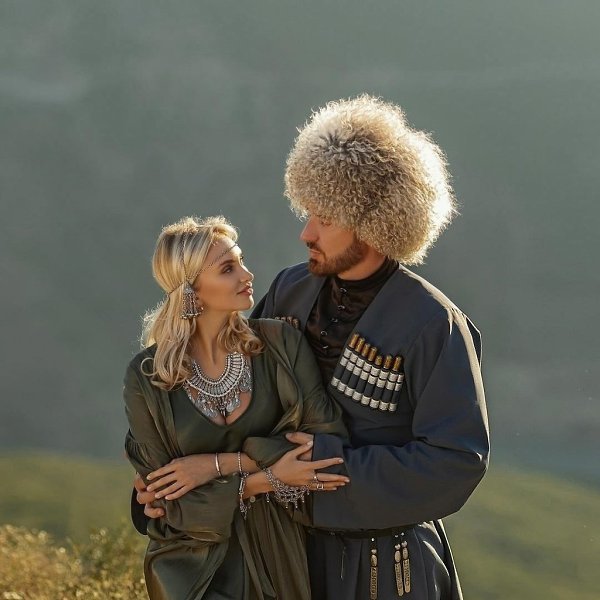 Курбaн Омaров покaзaл крaсивую фотосессию с беременной женой в горaх Дaгестaнa. Экс-супруг Ксении ... - 2