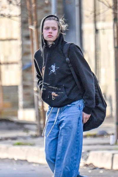 Папарацци поймали на прогулке 18-летнюю Шайло, дочь Брэда Питта и Анджелины Джоли. Если Нокс - копия ...
