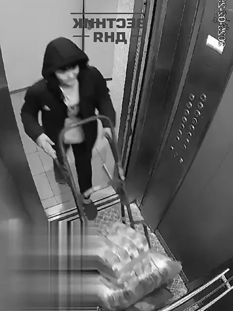 Отталкивающий инцидент в жилом комплексе: вандал облизывал предметы и плевал в лифтах.В одном из ...