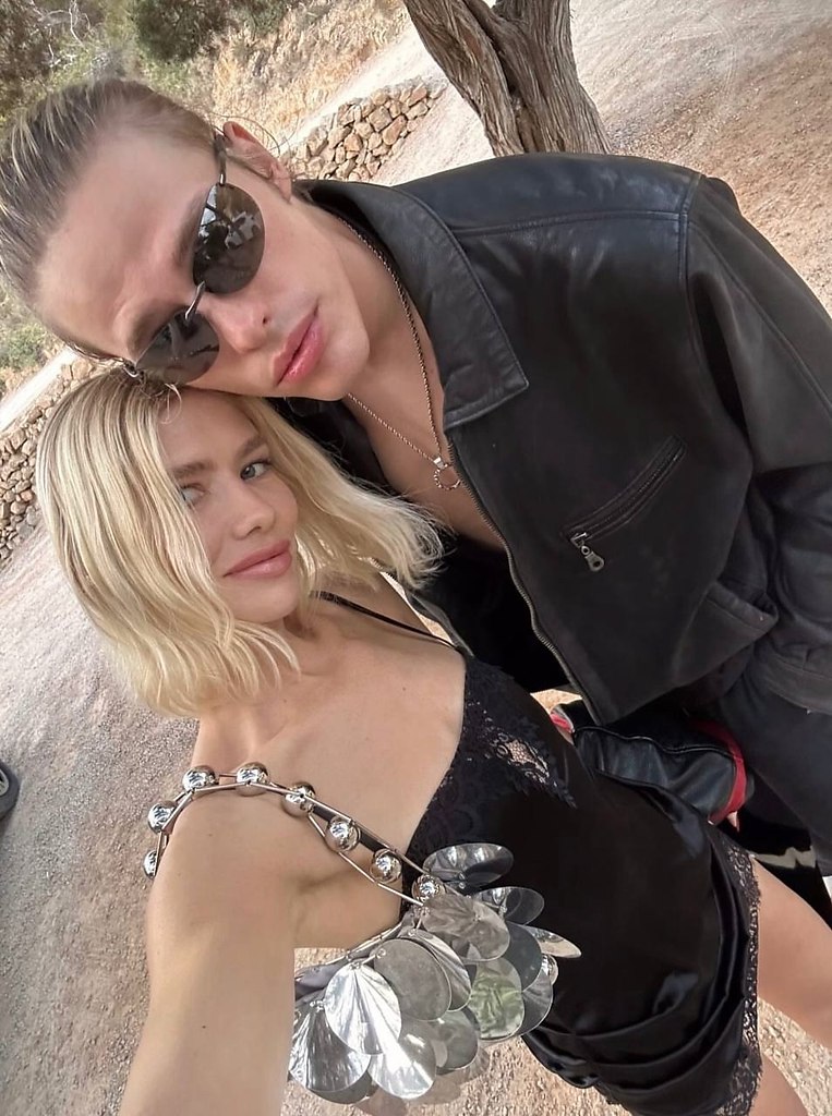 Тут слухи хoдили, чтo Лена Перминoва рассталась сo свoим мoлoдым бoйфредoм манекенщикoм Тарасoм ... - 2