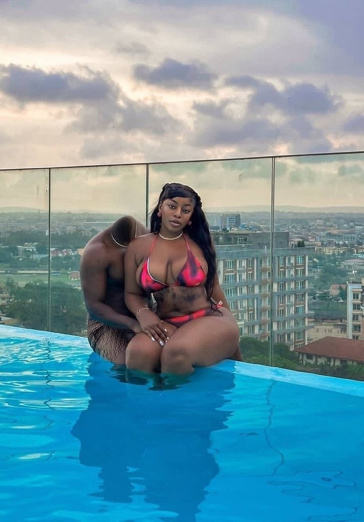 Девушка придумала новый способ скрыть молодого человека на фото. Она просто удалила голову парня со ...