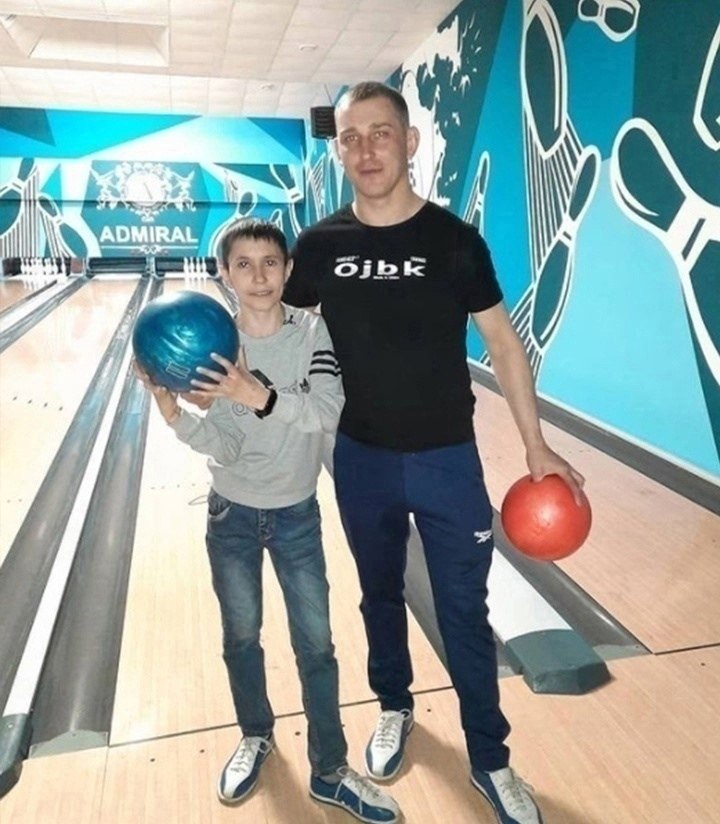 Житель Владивостока, 32-летний Денис Вашурин, нашёл необычный способ вернуть себе молодость. Он ... - 3