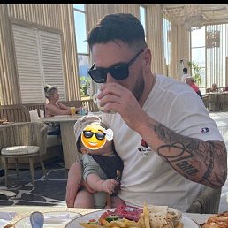 Daniel, 33, --