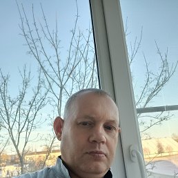 Aleksandr, 45, 