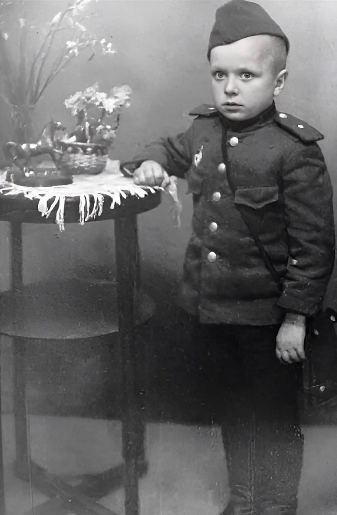 Немцы в 1942 расстреляли семью шестилетнего Сережи Алешкова... Во времена СССР о Сереже Алёшкове ...
