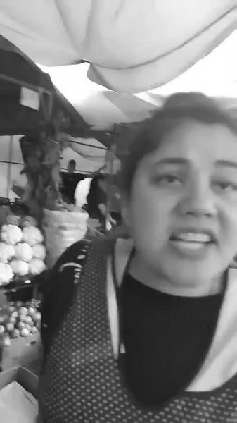 На московском рынке узбечки устроили скандал, обманув покупателя. Две продавщицы попытались ...