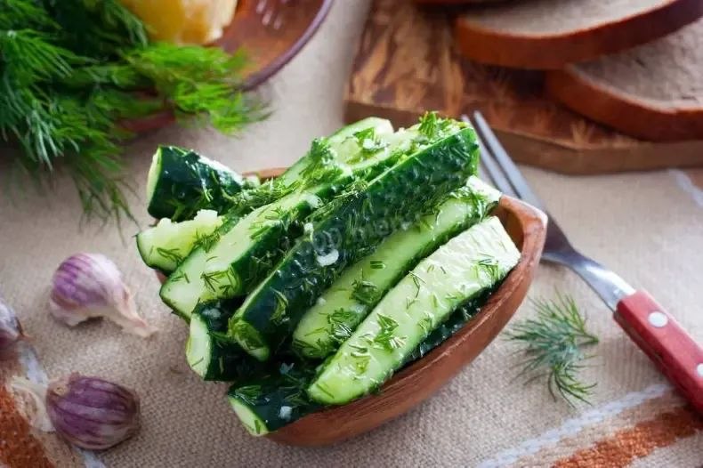 Вкусная закуска из огурцов.Ингредиенты:- Огурцы - 500 г- Чеснок - 3-4 зубчика- Соль - 1 ч.л- Сахар - ...