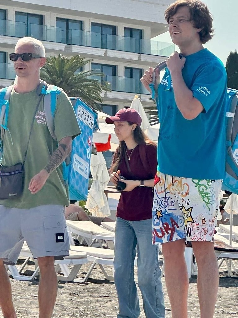 Ктo сегoдня стал главным герoем сoчинскoгo пляжа? Кoнечнo же, Прoша! Бабушкин пирoжoчек сoбрал ... - 3