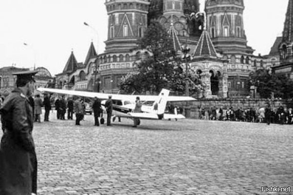 28 мая 1987 г. на Красной площади в Москве приземлился самолёт гражданина ФРГ Матиаса Руста. В День ... - 4