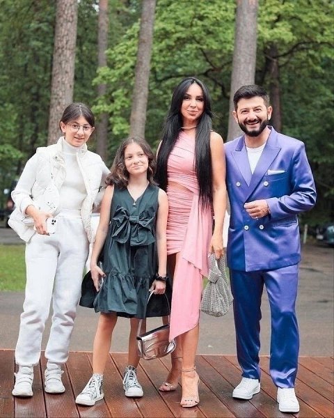 Михаил Галустян опубликовал фотографии вместе с супругой и дочерьми. Подписчики заметили, что ... - 3