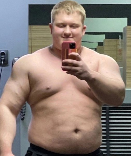 Илья Шерстнев. Набрал вес с 66 до 150 кг.А уже в 17 лет делал присед 400 килограмм - 2