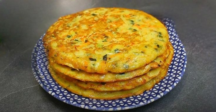 Аппетитная капустная лепёшка.Ингредиенты:Капуста — 300 г;яйца — 2 шт.;соль и чёрный перец по ...