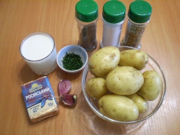 Картофель под чесночно-сырным соусом.Поставьте вариться порезанный кусочками картофель. Воду солите ... - 2
