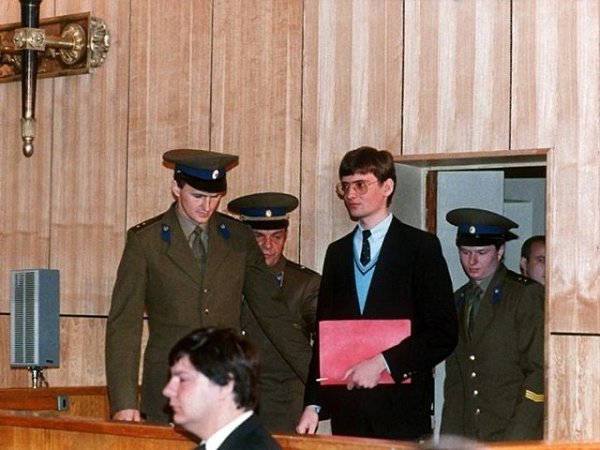28 мая 1987 г. на Красной площади в Москве приземлился самолёт гражданина ФРГ Матиаса Руста. В День ... - 9