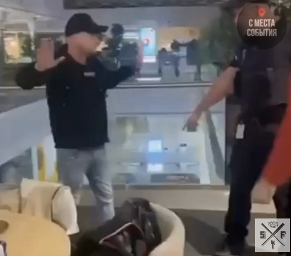 В Москве сотрудник охраны торгового центра доказал, что правила — не пустой звук. Посетитель, ... - 2