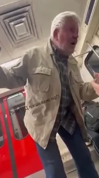 В питерском метро офицер запаса оскорбил девушку в хиджабе.Пожилой мужчина начал рассказывать ...