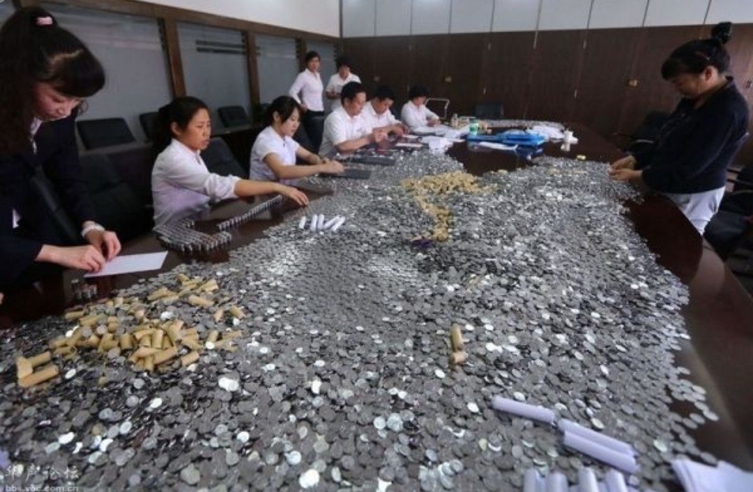 В Китае владелец лапшичной был оштрафован на 1600 долларов. Он не стал спорить и просто пришёл в ...