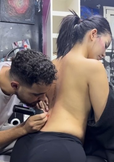 А она смелая!