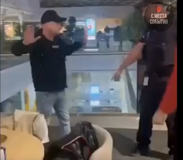 В Москве сотрудник охраны торгового центра доказал, что правила — не пустой звук. Посетитель, ... - 2