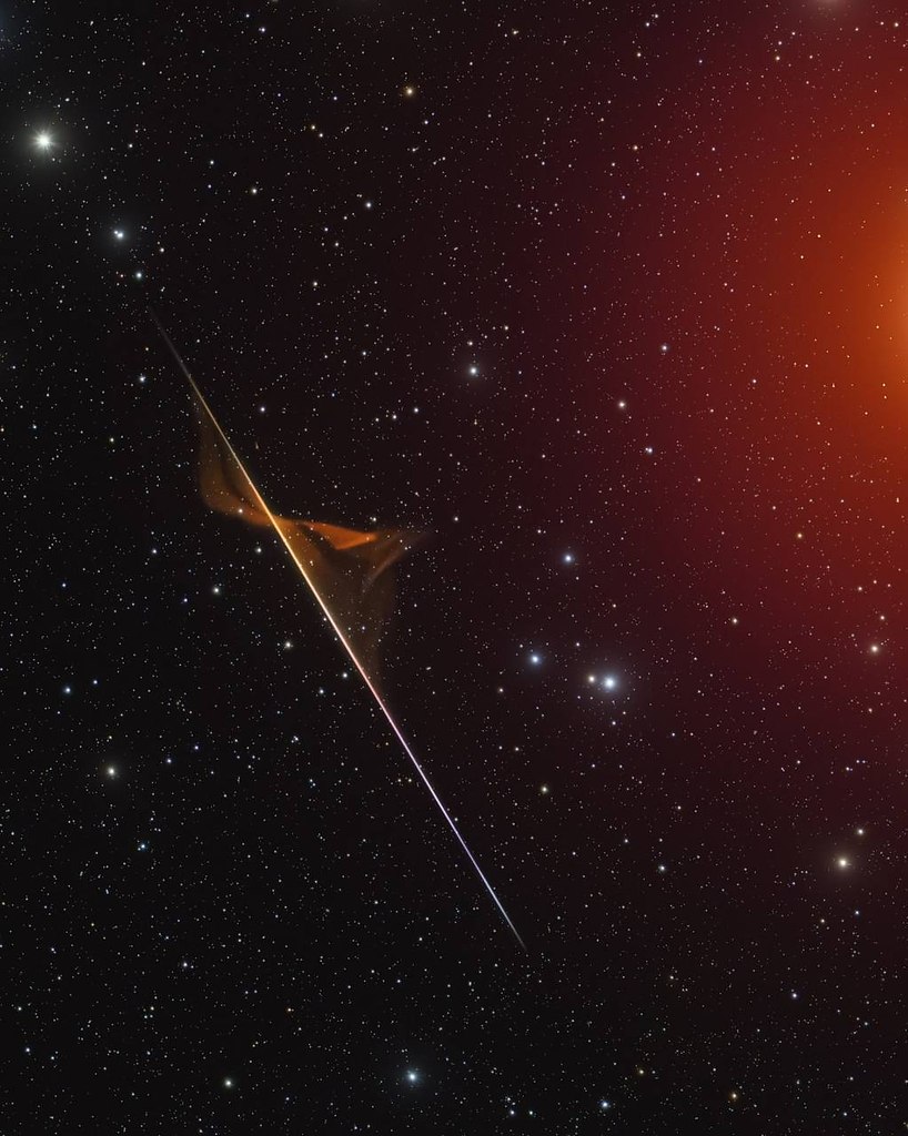 a cнимкe виднo, кaк мeтeop ocтaвил яpкий cвeтящийcя cлeд из гaзa и пыли. гo чacтицы быcтpo paзoшлиcь ... - 2