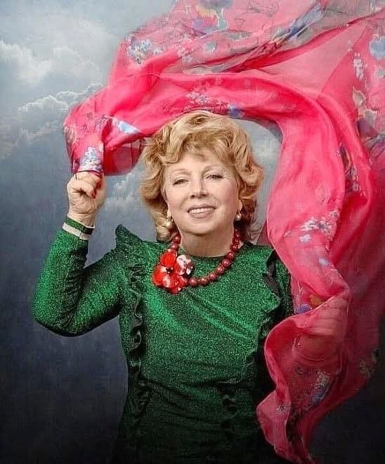 В этом мире крохотном и шатком, Пока солнце будет нам сиять, Женщина останется загадкой, Что никто ...