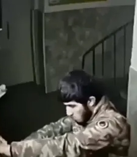 Вместо того чтобы устроиться на работу, он выбрал заниматься этим. В одном из московских подъездов ...