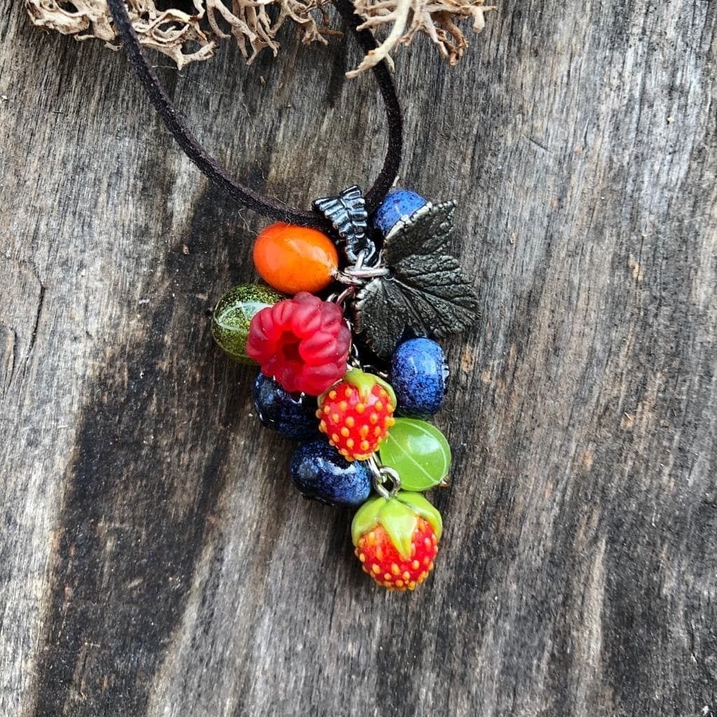 Смородина, малина, гранат, черника, крыжовник, земляника — эти украшения будто собраны на утренней ... - 3