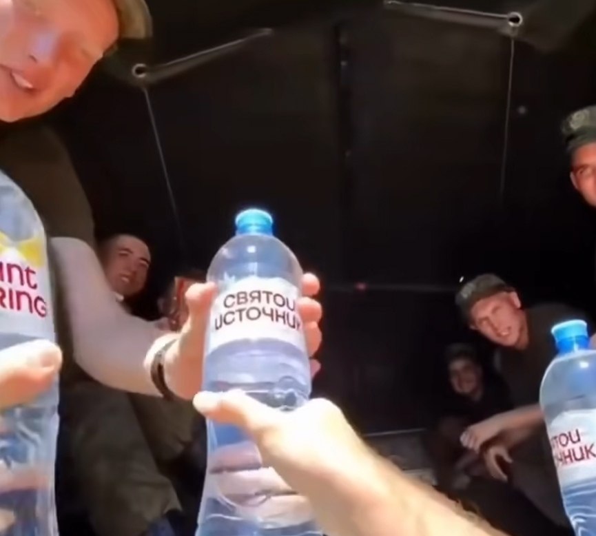 Молодой человек ехал по городу, когда заметил автобус, полный парней в военной форме. Без лишних ...