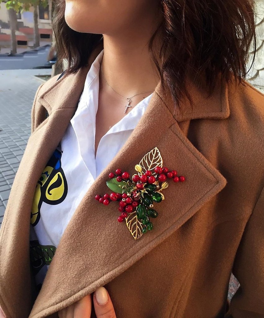 Эти украшения — пример того, как броши могут стать главным акцентом осеннего образа. На фото ... - 4