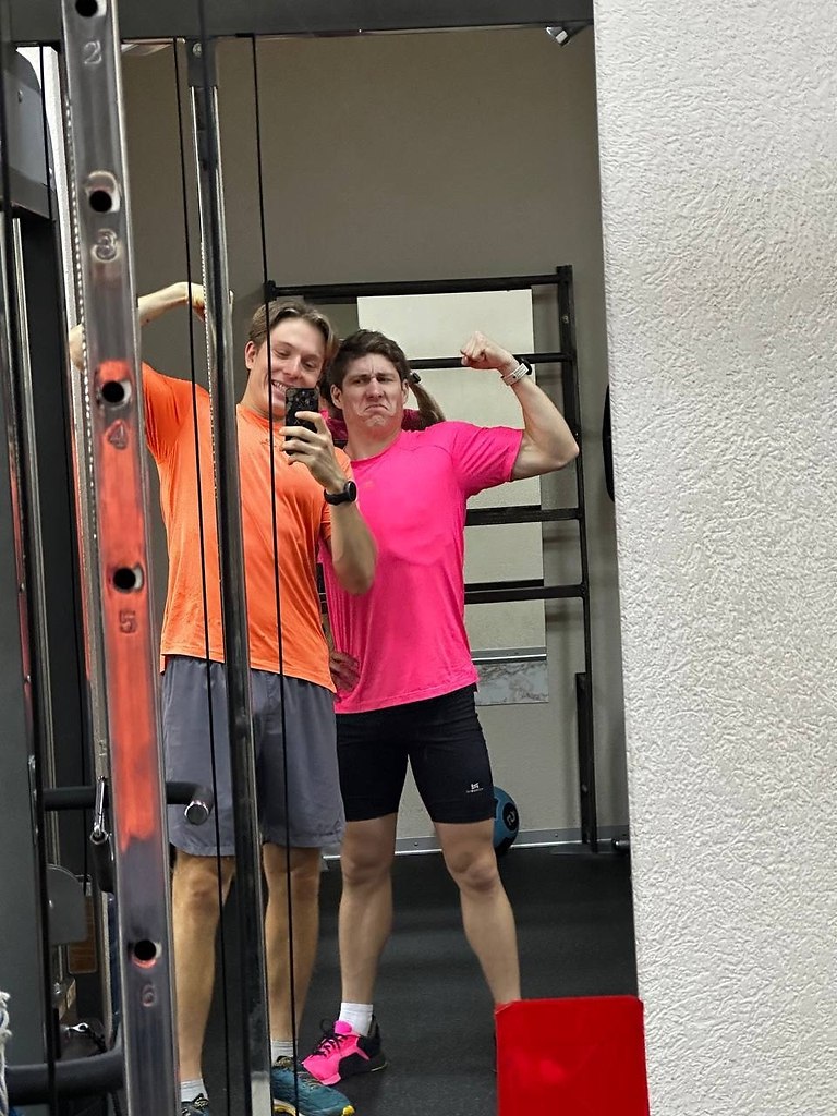 Александр Корнев и Эдуард Латыпов в тренажерном зале. Сбор группы Каминского в Токсово продолжается. ... - 2