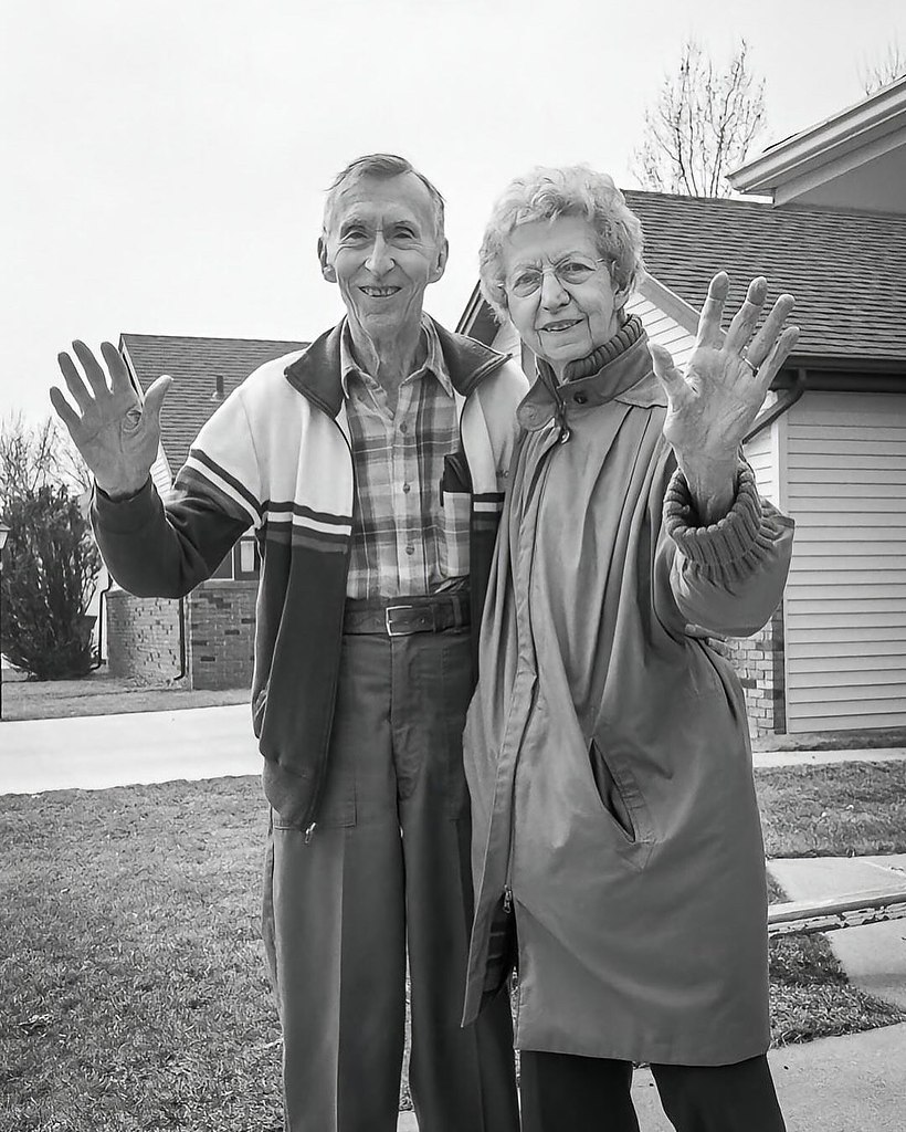 С 1991 по 2017 год фотограф Дианна Дайкман снимала один и тот же момент — прощания с родителями в ... - 4