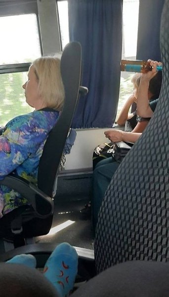 В автобусе женщина с ребёнком распивала пиво. При открытии бутылки напиток вспенился. Малыш тут же ...