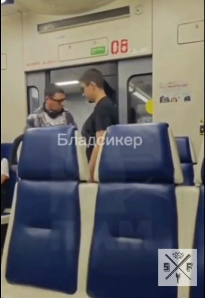 «Рот твой рвать буду!». В Москве мужик решил показать, кто в вагоне главный, и начал оскорблять ...